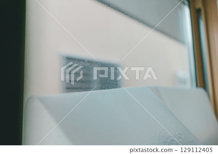 撕下窗戶玻璃上的隱私膜 129112405