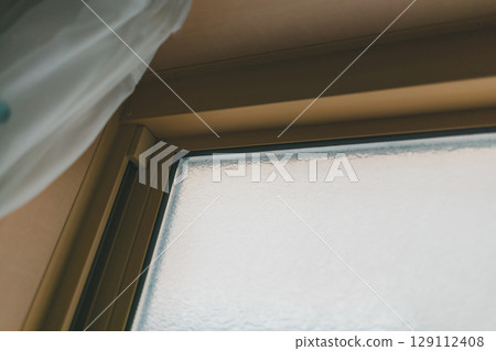 窗戶玻璃上的隱私膜 129112408