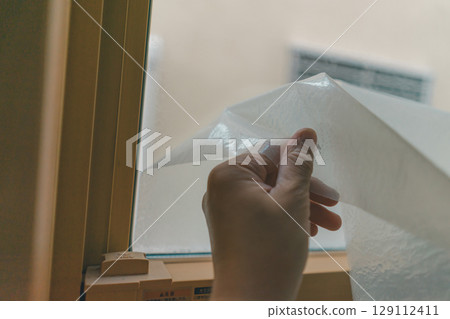 撕下窗戶玻璃上的隱私膜 129112411