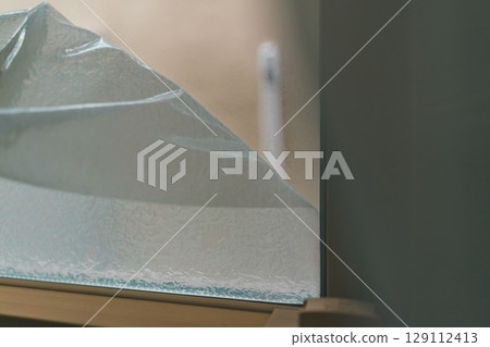 撕下窗戶玻璃上的隱私膜 129112413