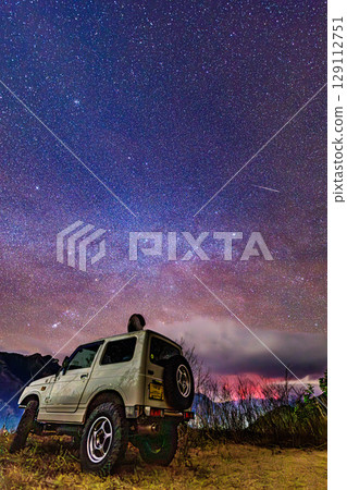 繁星點點的山脊、四輪傳動車和流星雨之夜 129112751