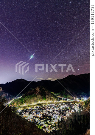火球照亮了冬日山村的夜晚 129112755