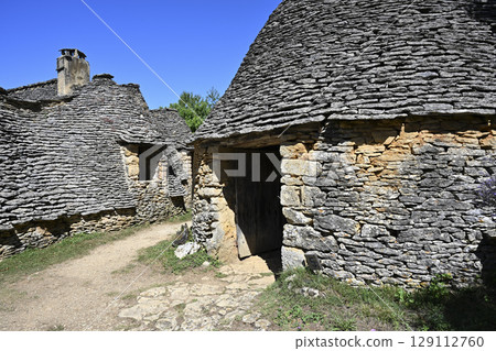 France, Dordogne, Perigord Noir, Dordogne valley, Saint-Andre-d'Allas, cabanes du Breuil, old dry France, Dordogne, Perigord Noir, Dordogne valley, Saint-Andre-d'Allas, cabanes du Breuil, old dry 129112760