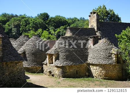 France, Dordogne, Perigord Noir, Dordogne valley, Saint-Andre-d'Allas, cabanes du Breuil, old dry 129112815