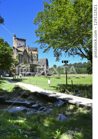 FRANCE, DORDOGNE, PERIGORD NOIR, LES-EYZIES-DE-TAYAC, CHATEAU DE COMMARQUE 129112821