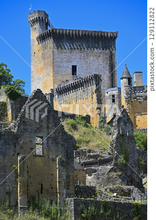 FRANCE, DORDOGNE, PERIGORD NOIR, LES-EYZIES-DE-TAYAC, CHATEAU DE COMMARQUE FRANCE, DORDOGNE, PERIGORD NOIR, LES-EYZIES-DE-TAYAC, CHATEAU DE COMMARQUE 129112822