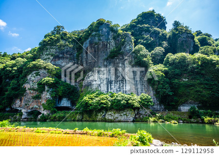 Fresh greenery of the Blue Cave [Motoyamakei, Nakatsu City, Oita Prefecture] 129112958