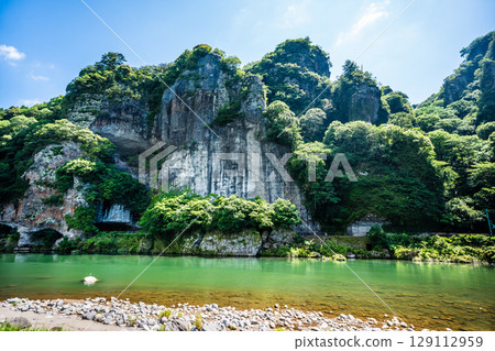 Fresh greenery of the Blue Cave [Motoyamakei, Nakatsu City, Oita Prefecture] 129112959