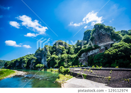 Fresh greenery of the Blue Cave [Motoyamakei, Nakatsu City, Oita Prefecture] 129112974