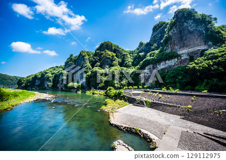 Fresh greenery of the Blue Cave [Motoyamakei, Nakatsu City, Oita Prefecture] 129112975