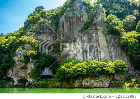 Fresh greenery of the Blue Cave [Motoyamakei, Nakatsu City, Oita Prefecture] 129112983