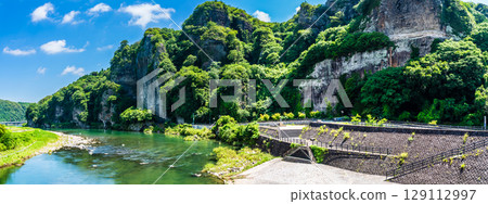 Panorama of the Blue Cave with fresh greenery [Motoyamakei, Nakatsu City, Oita Prefecture] 129112997