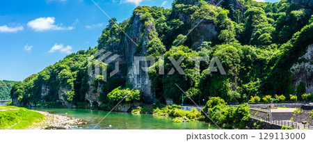 Panorama of the Blue Cave with fresh greenery [Motoyamakei, Nakatsu City, Oita Prefecture] 129113000