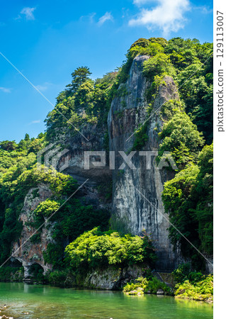 Fresh greenery of the Blue Cave [Motoyamakei, Nakatsu City, Oita Prefecture] 129113007