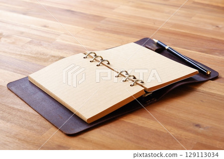 Image of a ring-type system organizer open while doing desk work Image of a ring-type system organizer open while doing desk work 129113034