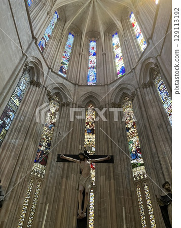 教堂裡的彩色玻璃和燈光 教堂裡的彩色玻璃和燈光 129113192
