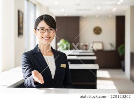 微笑的接待員 | 友善且值得信賴的客戶服務 129113202