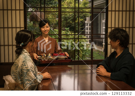 日式旅館或割烹餐廳的女性服務人員、女服務生或房東 129113332