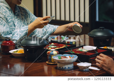 一對夫婦在溫泉旅館、旅館、客房內用餐時吃晚餐 129113333