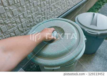 垃圾場裡的塑膠桶 129113452