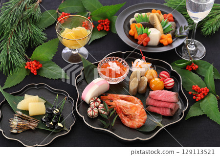 用黑色盤子盛裝的新年菜餚 129113521