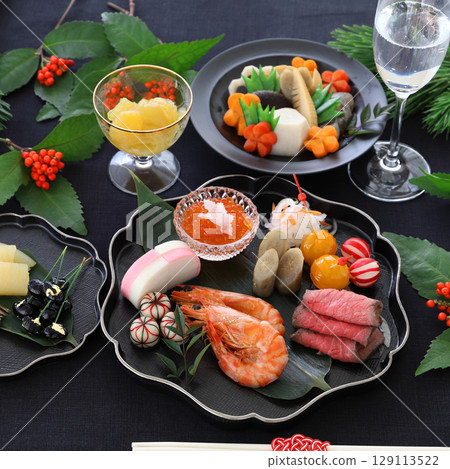 用黑色盤子盛裝的新年菜餚 用黑色盤子盛裝的新年菜餚 129113522