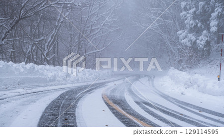 Snowy roads and ice (Oku-Daisen) 129114595
