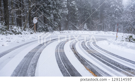 積雪和冰路（奧大山） 129114597