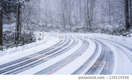Snowy roads and ice (Oku-Daisen) 129114598