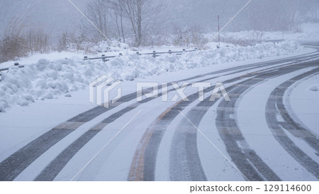 Snowy roads and ice (Oku-Daisen) 129114600