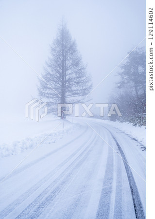 Snowy roads and ice (Oku-Daisen) 129114602