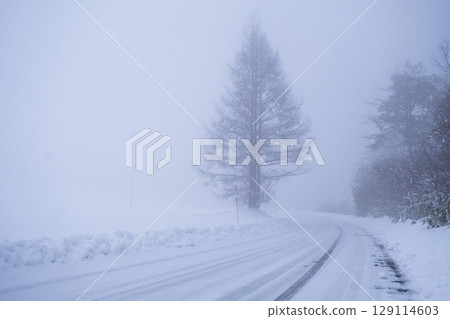 Snowy roads and ice (Oku-Daisen) 129114603