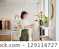Woman shopping 129114727