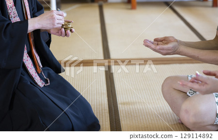 Men and women experiencing zazen 129114892