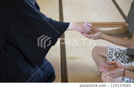 體驗坐禪的男女 129114893