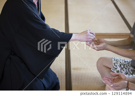 體驗坐禪的男女 129114894