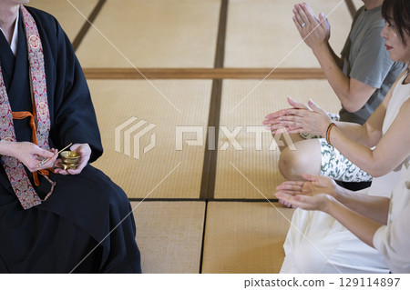 體驗坐禪的男女 129114897