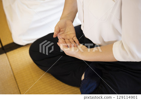 體驗坐禪的男女 129114901
