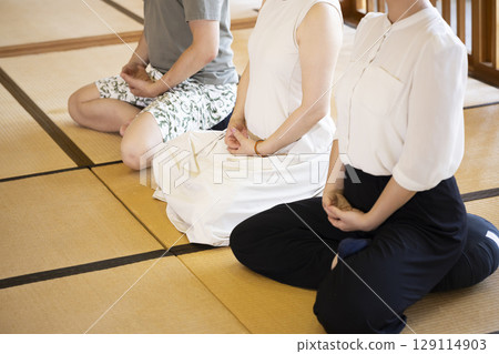 體驗坐禪的男女 129114903