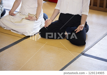 Men and women experiencing zazen 129114905