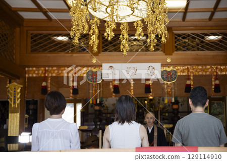 Men and women experiencing zazen Men and women experiencing zazen 129114910