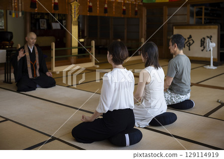 Men and women experiencing zazen 129114919