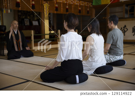 Men and women experiencing zazen 129114922