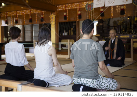Men and women experiencing zazen 129114923