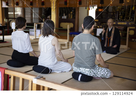 體驗坐禪的男女 129114924