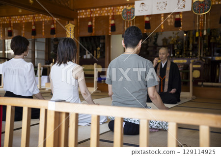 Men and women experiencing zazen 129114925