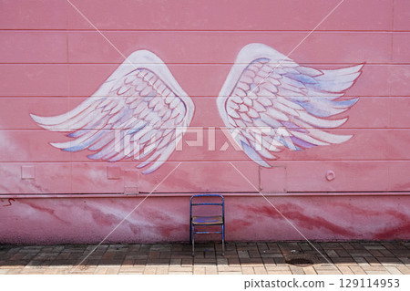 Photo spot: White feathers painted on a pink wall 129114953