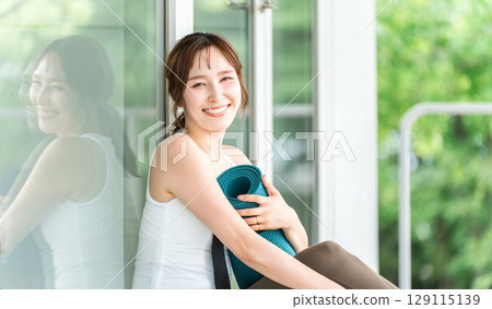 健康微笑的女人拿著瑜珈墊(瑜珈教練/瑜珈修行者) 健康微笑的女人拿著瑜珈墊(瑜珈教練/瑜珈修行者) 129115139