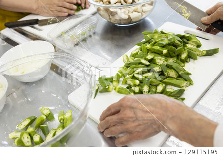 Cook a meal rich in vegetables 129115195