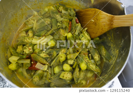 用大量蔬菜烹調辛辣菜餚 129115240